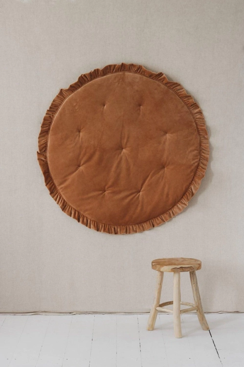 mata-soft-welwet-z-falbanka-karmel-434450.webp