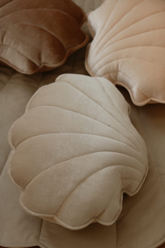 cream-pearlshell_pillows-beige-cosmic-pearl (8).jpg