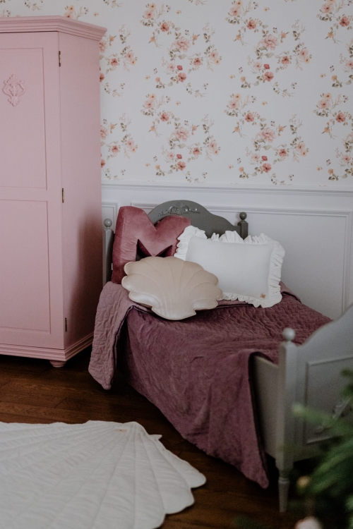 Cream pearl velvet shell cushion.jpg