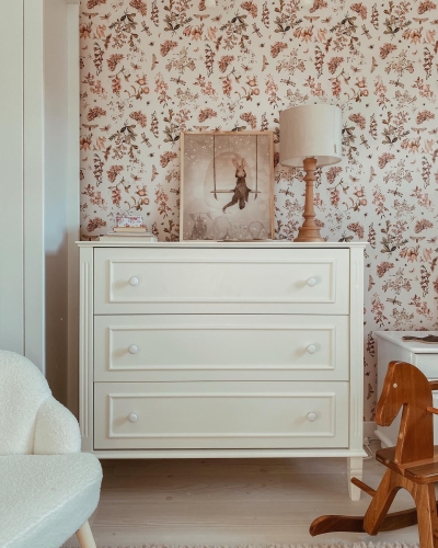 komoda trzydrzwiowa Bianka, styl hampton, kolor złamanej bieli, ręcznie wykonane nóżki, porcelanowe gałki, mebel do pokoju dziecka i niemowlęcia