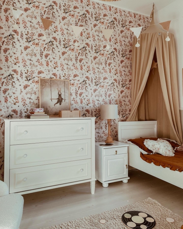 komoda trzydrzwiowa Bianka, styl hampton, kolor złamanej bieli, ręcznie wykonane nóżki, porcelanowe gałki, mebel do pokoju dziecka i niemowlęcia