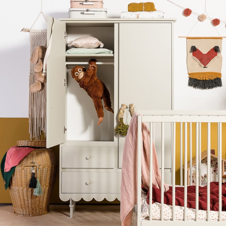 Szafa dwudrzwiowa Babushka oliwkowa w stylu retro, z drążkami, półkami i szufladami. Funkcjonalna i stylowa szafa dziecięca od Wood Luck Design