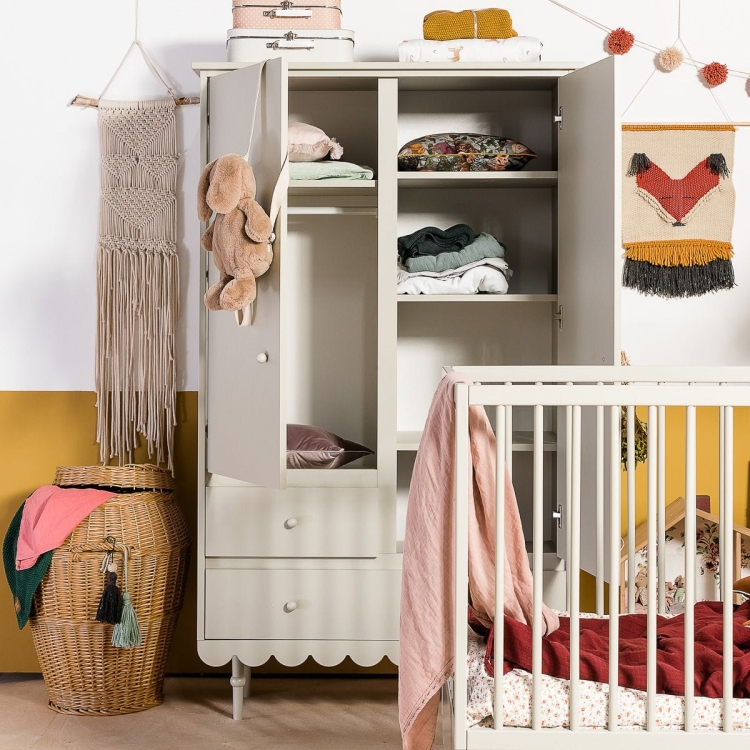 Szafa dwudrzwiowa Babushka oliwkowa w stylu retro, z drążkami, półkami i szufladami. Funkcjonalna i stylowa szafa dziecięca od Wood Luck Design