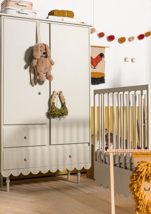 Szafa dwudrzwiowa Babushka oliwkowa w stylu retro, z drążkami, półkami i szufladami. Funkcjonalna i stylowa szafa dziecięca od Wood Luck Design
