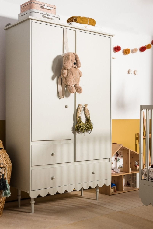 Szafa dwudrzwiowa Babushka oliwkowa w stylu retro, z drążkami, półkami i szufladami. Funkcjonalna i stylowa szafa dziecięca od Wood Luck Design