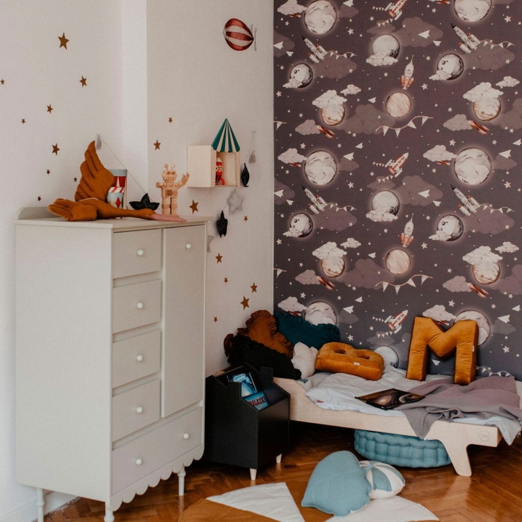 Wysoka oliwkowa komoda Babushka z pięcioma szufladami i szafką z półkami. Stylowy i funkcjonalny mebel dziecięcy w stylu retro.