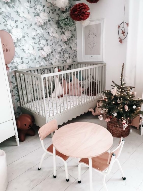 Oliwkowe łóżeczko Babushka 140x70 z możliwością przekształcenia w tapczanik, regulowanym stelażem i wyjmowanymi szczebelkami.