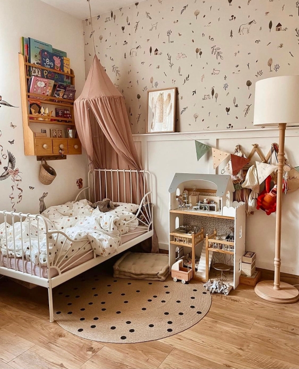 Lampa podłogowa Velvet Cream – elegancka drewniana lampa z kremowym aksamitnym abażurem. Idealna do każdego wnętrza w stylu glamour, retro, boho lub hampton.