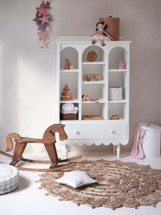 Biały regał retro Babushka z pojemnymi półkami i szufladą z samodomykiem. Funkcjonalny i elegancki mebel dziecięcy w stylu retro od Wood Luck Design.