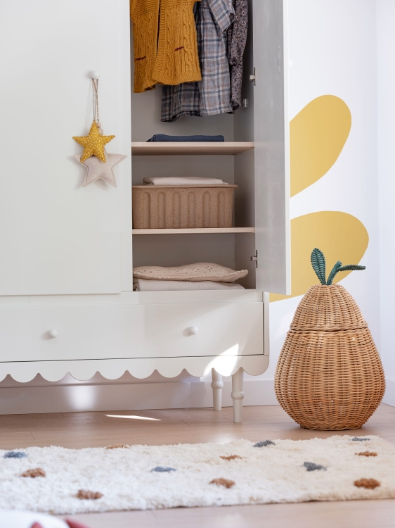 Trzydrzwiowa szafa Babushka w stylu retro, z przestrzenią na wieszaki, półkami i trzema szufladami. Funkcjonalna i stylowa szafa dziecięca od Wood Luck Design