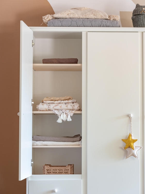 Trzydrzwiowa szafa Babushka w stylu retro, z przestrzenią na wieszaki, półkami i trzema szufladami. Funkcjonalna i stylowa szafa dziecięca od Wood Luck Design