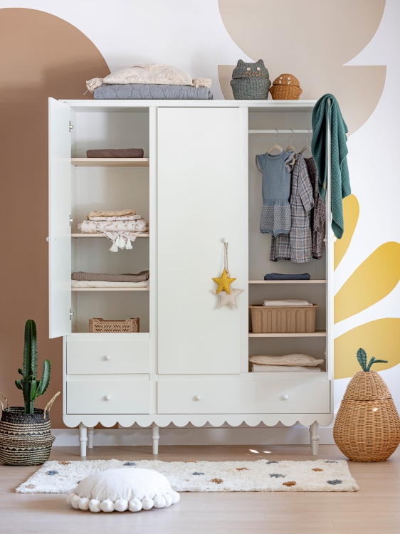 Trzydrzwiowa szafa Babushka w stylu retro, z przestrzenią na wieszaki, półkami i trzema szufladami. Funkcjonalna i stylowa szafa dziecięca od Wood Luck Design