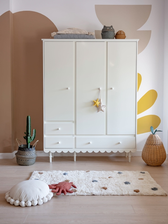 Trzydrzwiowa szafa Babushka w stylu retro, z przestrzenią na wieszaki, półkami i trzema szufladami. Funkcjonalna i stylowa szafa dziecięca od Wood Luck Design