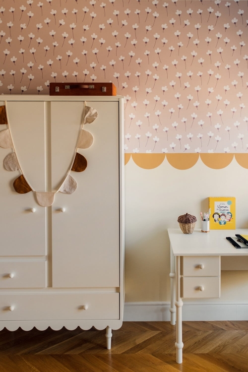Białe biurko retro Babushka z czterema pojemnymi szufladami i przestronnym blatem. Funkcjonalne i eleganckie biurko dziecięce od Wood Luck Design