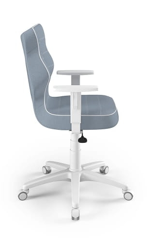 ergonomiczne krzesło niebieskie z podłokietnikami i podnóżkiem do pokoju nastolatka
