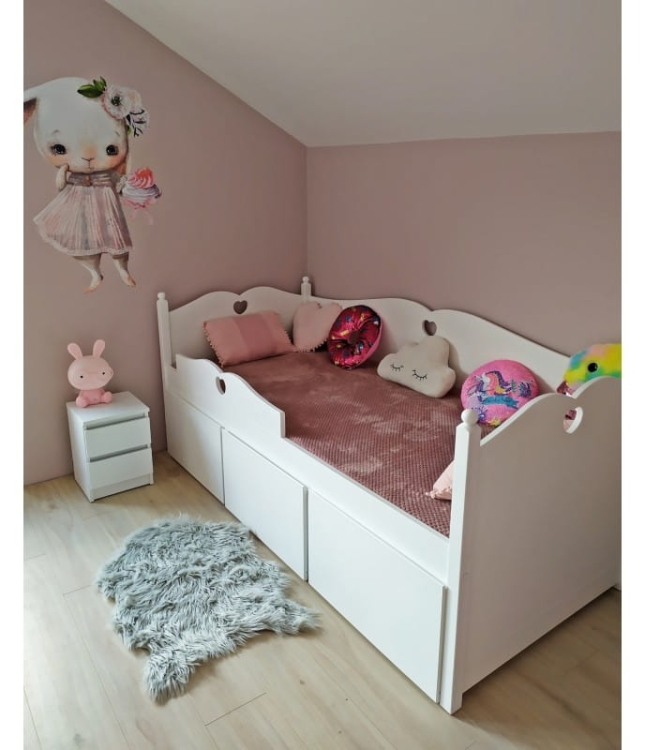 Łóżko / Sofa rustykalne BELLA z trzema szufladami, białe z wyciętym sercem