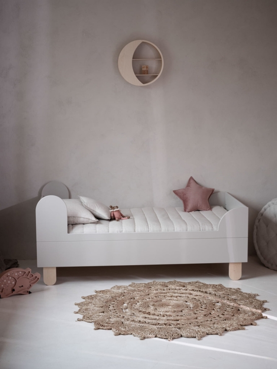 Łóżko 90x200 cm Beżowe Basic – nowoczesne łóżko w kolorze kaszmirowym, idealne dla dziecka lub nastolatka. Wykonane z malowanej płyty MDF i drewna bukowego, w stylu skandynawskim.