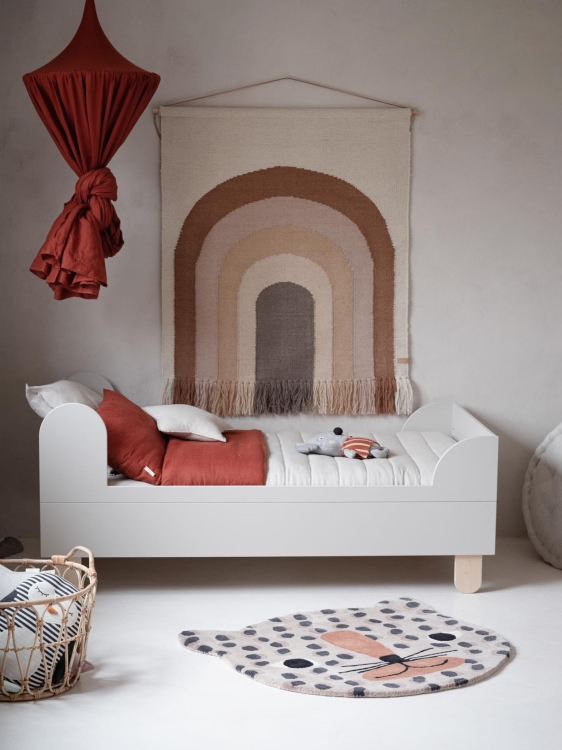 Łóżko 90x200 cm Beżowe Basic – nowoczesne łóżko w kolorze kaszmirowym, idealne dla dziecka lub nastolatka. Wykonane z malowanej płyty MDF i drewna bukowego, w stylu skandynawskim.