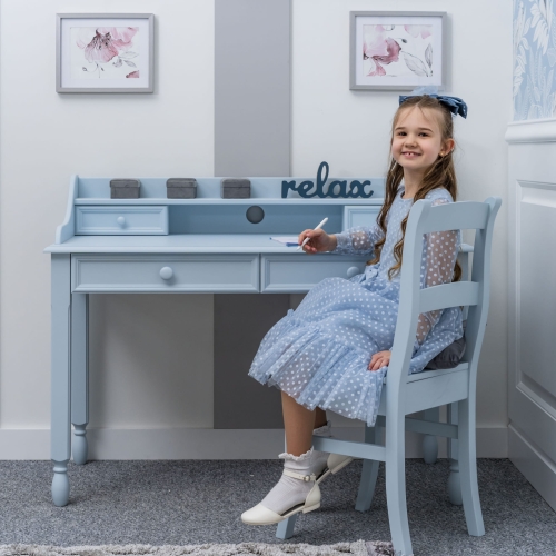 Biurko w stylu Hamptons z nadstawką – idealne do pokoju nastolatki.