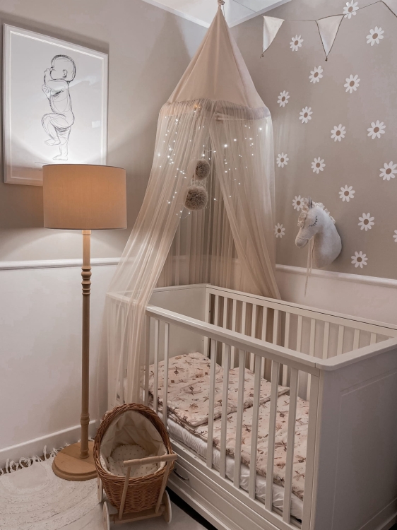 Lampa podłogowa Velvet Cream – elegancka drewniana lampa z kremowym aksamitnym abażurem. Idealna do każdego wnętrza w stylu glamour, retro, boho lub hampton.