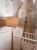 Lampa podłogowa Velvet Cream – elegancka drewniana lampa z kremowym aksamitnym abażurem. Idealna do każdego wnętrza w stylu glamour, retro, boho lub hampton.