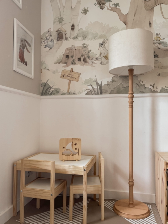 Lampa podłogowa Velvet Cream – elegancka drewniana lampa z kremowym aksamitnym abażurem. Idealna do każdego wnętrza w stylu glamour, retro, boho lub hampton.