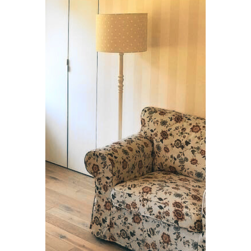 lampa stojąca dziecięca beżowa, beżowa lampa w groszki do pokoju dziecka, lampa do salonu retro beżowa, drewniana lampa z abażurem w kropki, lampa dekoracyjna dla dziewczynki lub chłopca