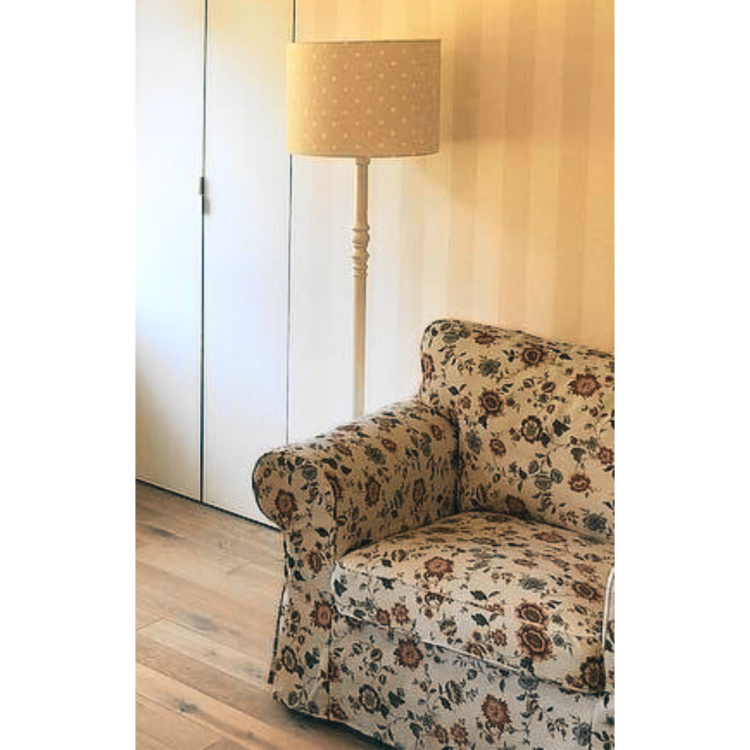 lampa stojąca dziecięca beżowa, beżowa lampa w groszki do pokoju dziecka, lampa do salonu retro beżowa, drewniana lampa z abażurem w kropki, lampa dekoracyjna dla dziewczynki lub chłopca