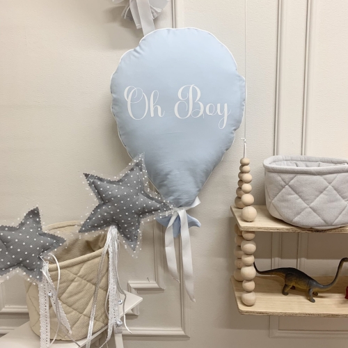 Poduszka balon w kolorze pastelowym z napisem "Oh Boy" i pętelką do zawieszenia