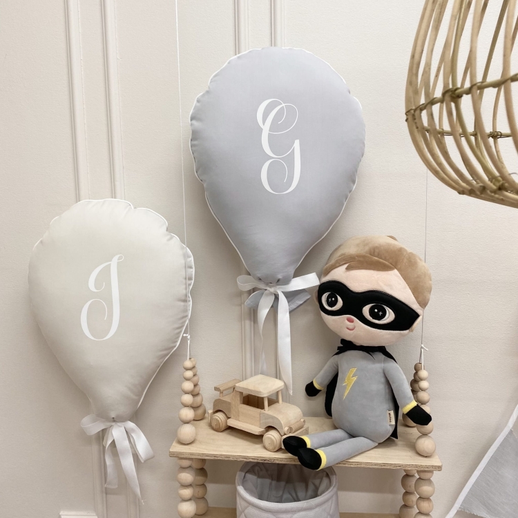 Personalizowana poduszka balon z inicjałem do pokoju dziecka