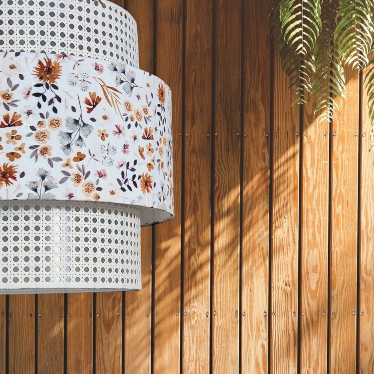 lampa wisząca biały rattan w musztardowe kwiaty