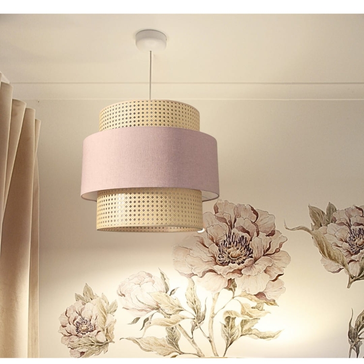 lampa rattanowa różowa lniana