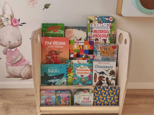 drewniana biblioteczka do pokoju dziecka