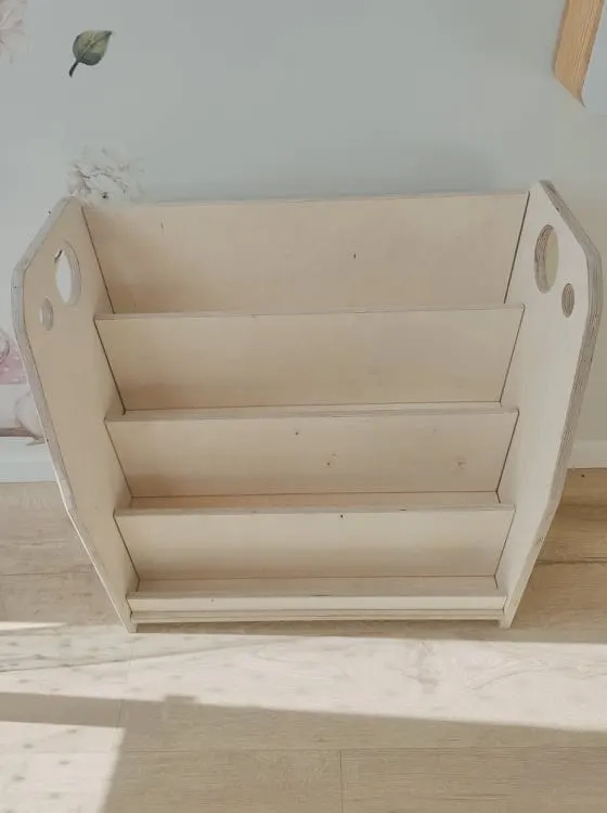 drewniana biblioteczka do pokoju dziecka