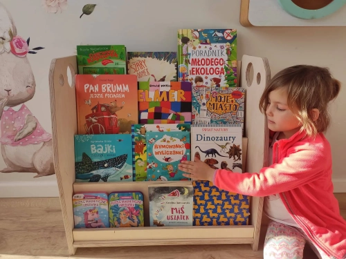 drewniana biblioteczka do pokoju dziecka