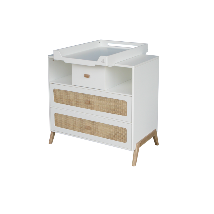 Komoda z przewijakiem do pokoju dziecka Rattan - Neige Marelia – elegancka i solidna komoda z rattanowymi panelami, idealna do pokoju dziecięcego lub nastolatka.