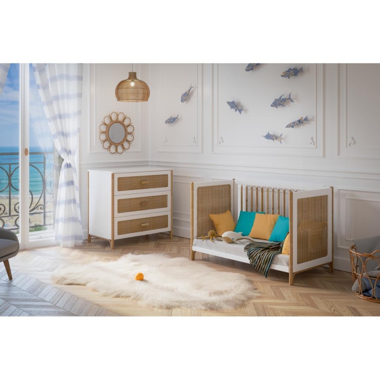 Łóżeczko rattanowe białe 60x120 cm rosnące z dzieckiem Neige Oceania – stylowe i funkcjonalne łóżeczko z opcją przekształcenia w sofę, idealne dla dzieci.