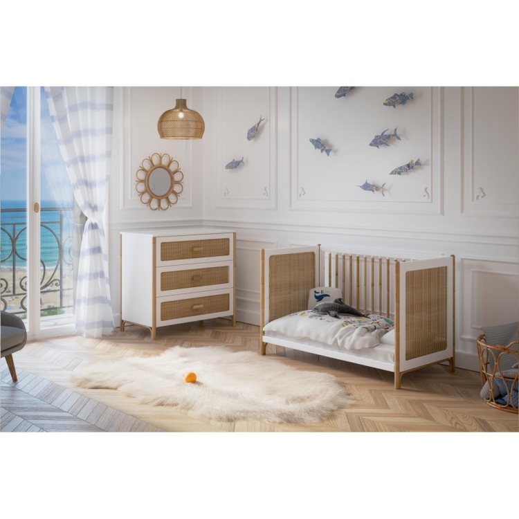 Łóżeczko rattanowe białe 60x120 cm rosnące z dzieckiem Neige Oceania – stylowe i funkcjonalne łóżeczko z opcją przekształcenia w sofę, idealne dla dzieci.