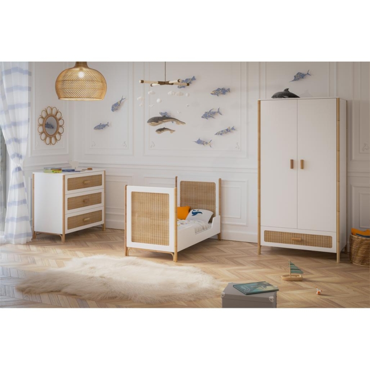 Łóżeczko rattanowe białe 60x120 cm rosnące z dzieckiem Neige Oceania – stylowe i funkcjonalne łóżeczko z opcją przekształcenia w sofę, idealne dla dzieci.