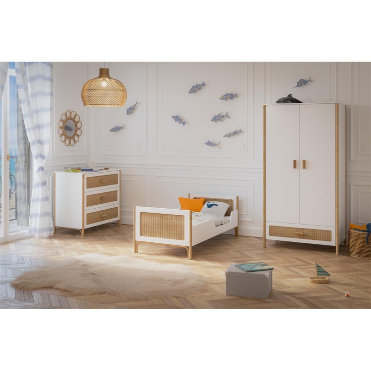 Łóżeczko Rosnące Z Dzieckiem 70 X 140 Rattan - Neige Oceania – eleganckie łóżeczko dziecięce z rattanu, które rośnie wraz z dzieckiem, idealne dla niemowląt i maluchów.