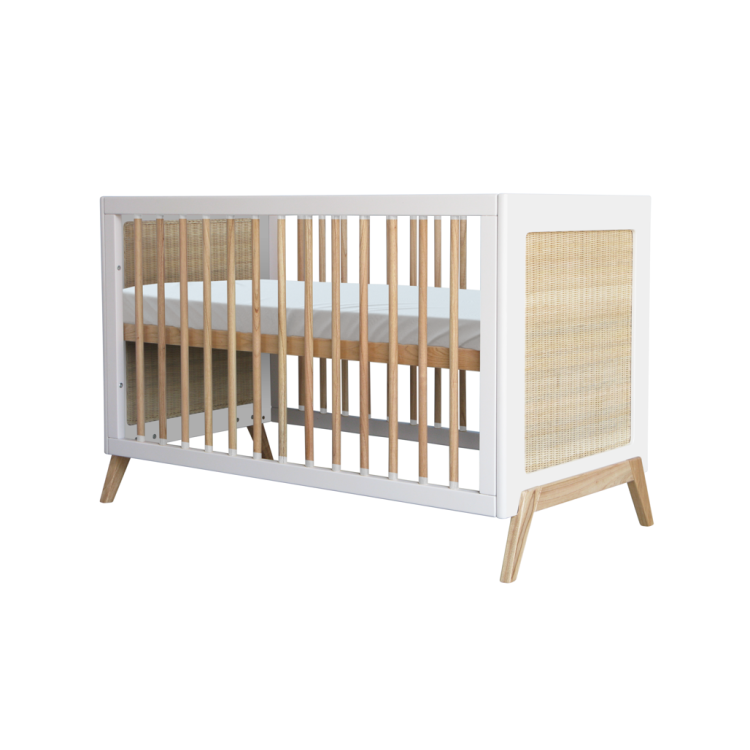 Łóżeczko Rosnące Z Dzieckiem Rattan 60 X 120 - Neige Marelia – eleganckie, funkcjonalne łóżeczko dla dzieci z panelami z rattanu.
