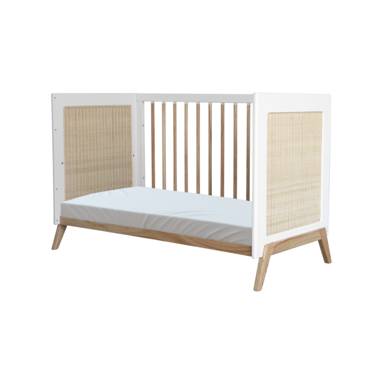 Łóżeczko Rosnące Z Dzieckiem Rattan 60 X 120 - Neige Marelia – eleganckie, funkcjonalne łóżeczko dla dzieci z panelami z rattanu.