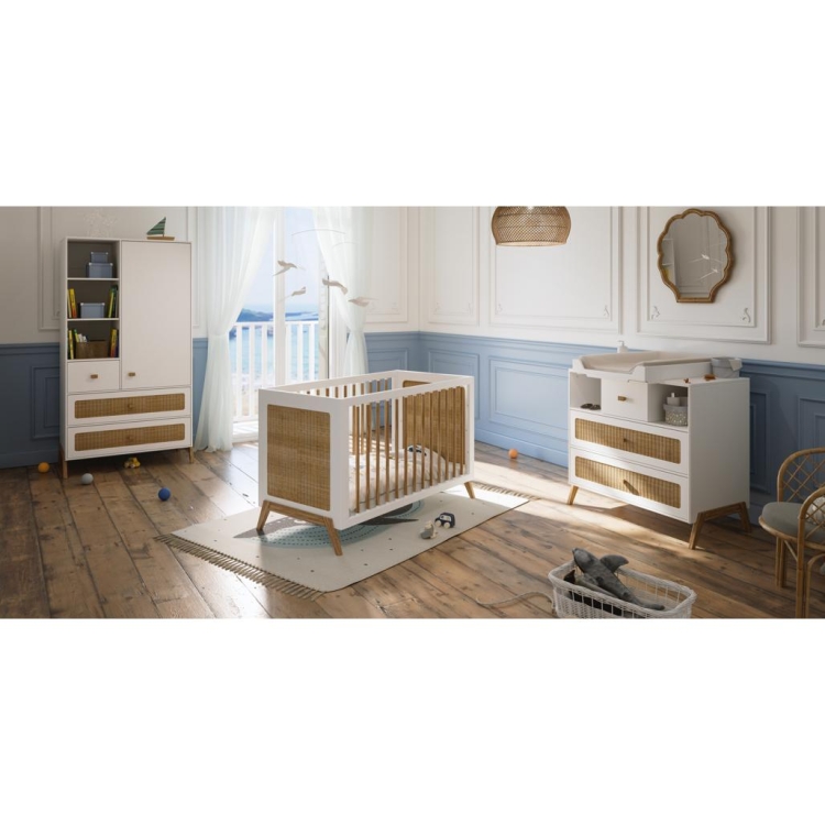 Łóżeczko Rosnące Z Dzieckiem Rattan 60 X 120 - Neige Marelia – eleganckie, funkcjonalne łóżeczko dla dzieci z panelami z rattanu.