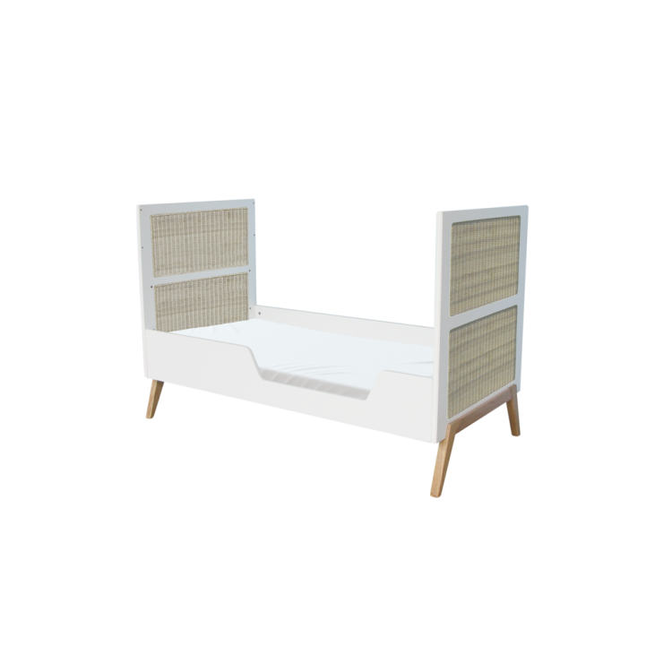 Łóżeczko Rosnące Z Dzieckiem Rattan 70 X 140 - Neige Marelia – eleganckie łóżeczko z panelami z rattanu, które rośnie razem z dzieckiem.