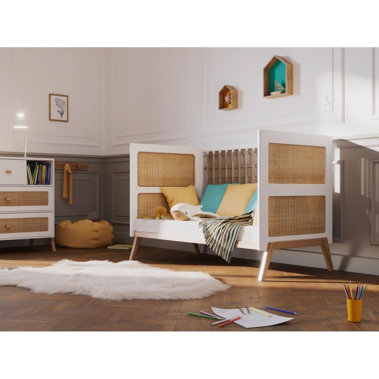 Łóżeczko Rosnące Z Dzieckiem Rattan 70 X 140 - Neige Marelia – eleganckie łóżeczko z panelami z rattanu, które rośnie razem z dzieckiem.
