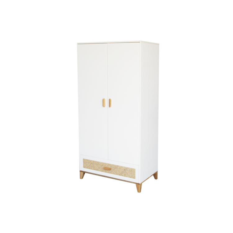 Szafa Biała Rattan - Neige Nami – elegancka i solidna szafa z plecionką rattanową i drewnianymi uchwytami.