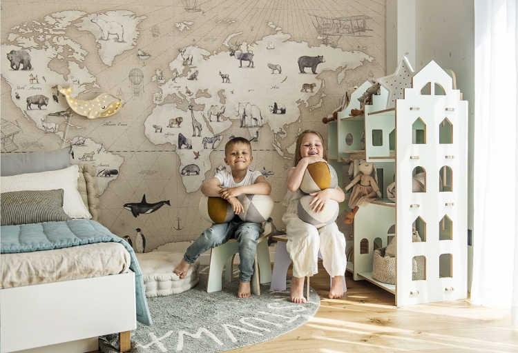 beżowa tapeta do pokoju dziecka mapa świata i zwierzęta