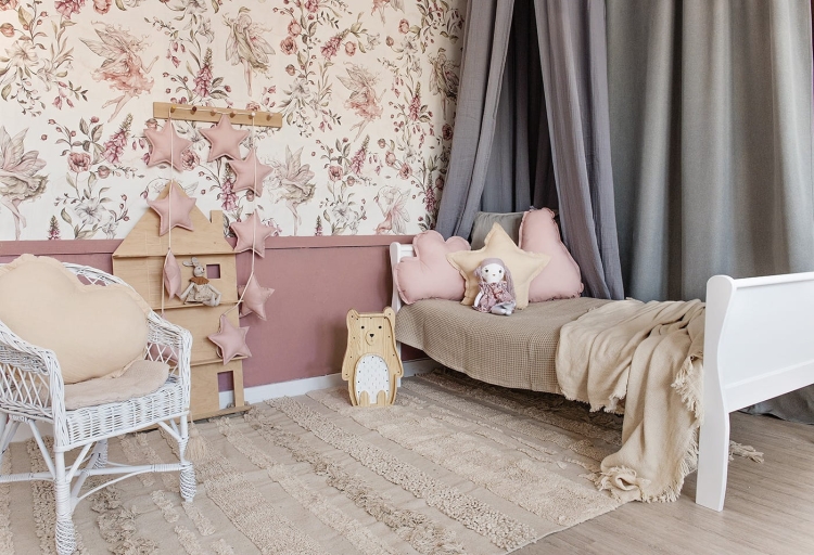 tapeta dla dziewczynki kremowa biała w różowe kwiaty w stylu boho vintage