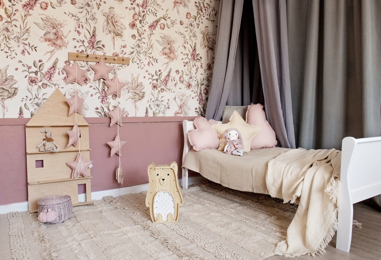 tapeta dla dziewczynki kremowa biała w różowe kwiaty w stylu boho vintage