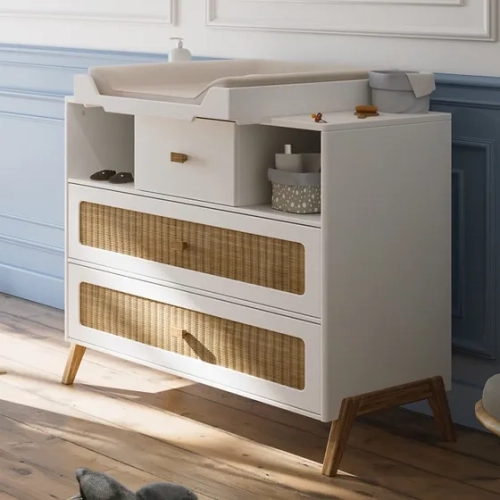Komoda do pokoju dziecka Rattan - Neige Marelia – elegancka i solidna komoda z rattanowymi panelami, idealna do pokoju dziecięcego lub nastolatka.